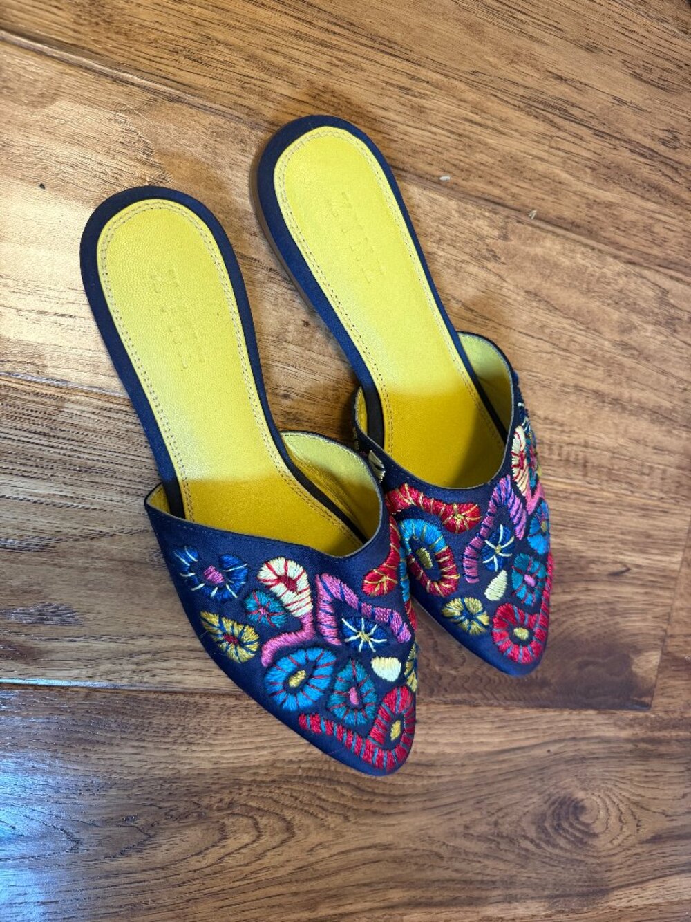Zyne Mule - beautifully embroidered! (size 41)